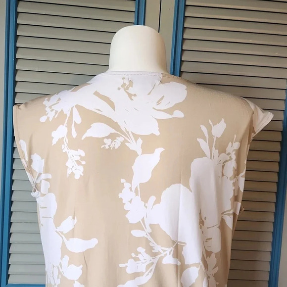 Liz Claiborne Beige and White Floral Top - Picture 8 of 9